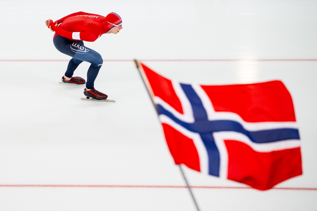 Skøyteløper i norsk landslagsdrakt med det norske flagget