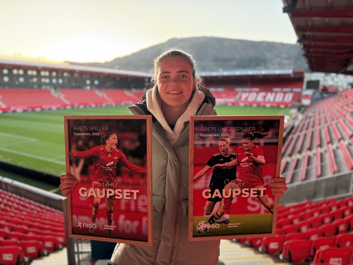 Signe Gaupset holder prisene for årets spiller og årets unge spiller på stadion