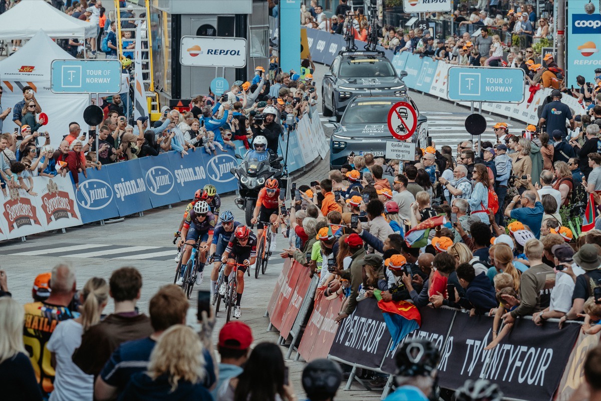 Innspurt i Tour of Norway med publikum og Tour of Norway-bannere